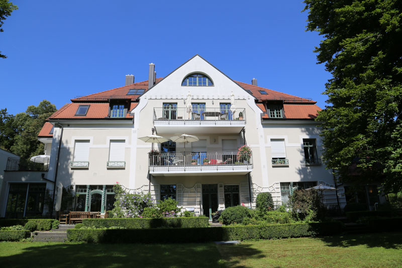 Titelbild Altbau-Wohnung, Muenchen-Solln, Prinz-Ludwigs-Hoehe, Eigentumswohnung, Villenkolonie, Terrasse, Park, Denkmalschutz, Isarufer, Stuck, Gästezimmer, Bibliothek, Tiefgarage, Apartment